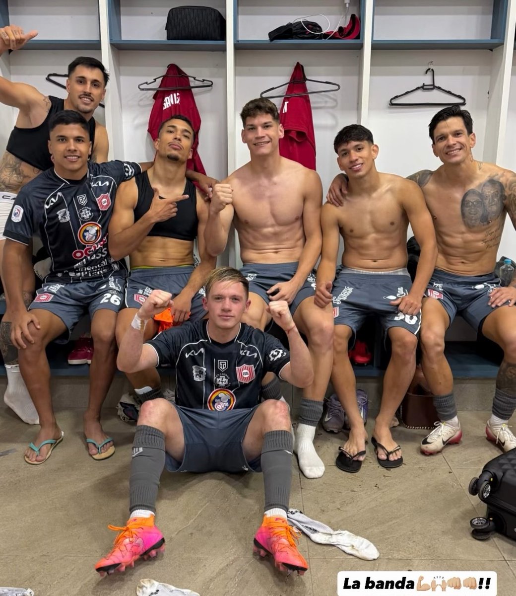 alterego_py's tweet photo. Los muchachos de San Lorenzo. 
Les gusta el vestuario así?
Con ese olor a patas, huevos y sudor
Comenta que te gusta más de los momentos en vestuario https://t.co/Prdg7Kf5pj