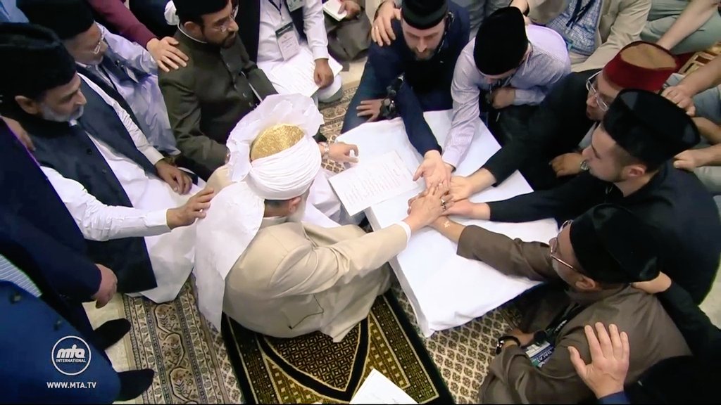 KhalidW97840425's tweet photo. Khilafat inspires believers to strengthen faith while contributing positively toward peace and unity in humanity. #KhilafatForPeace https://t.co/scLVn4w4MB