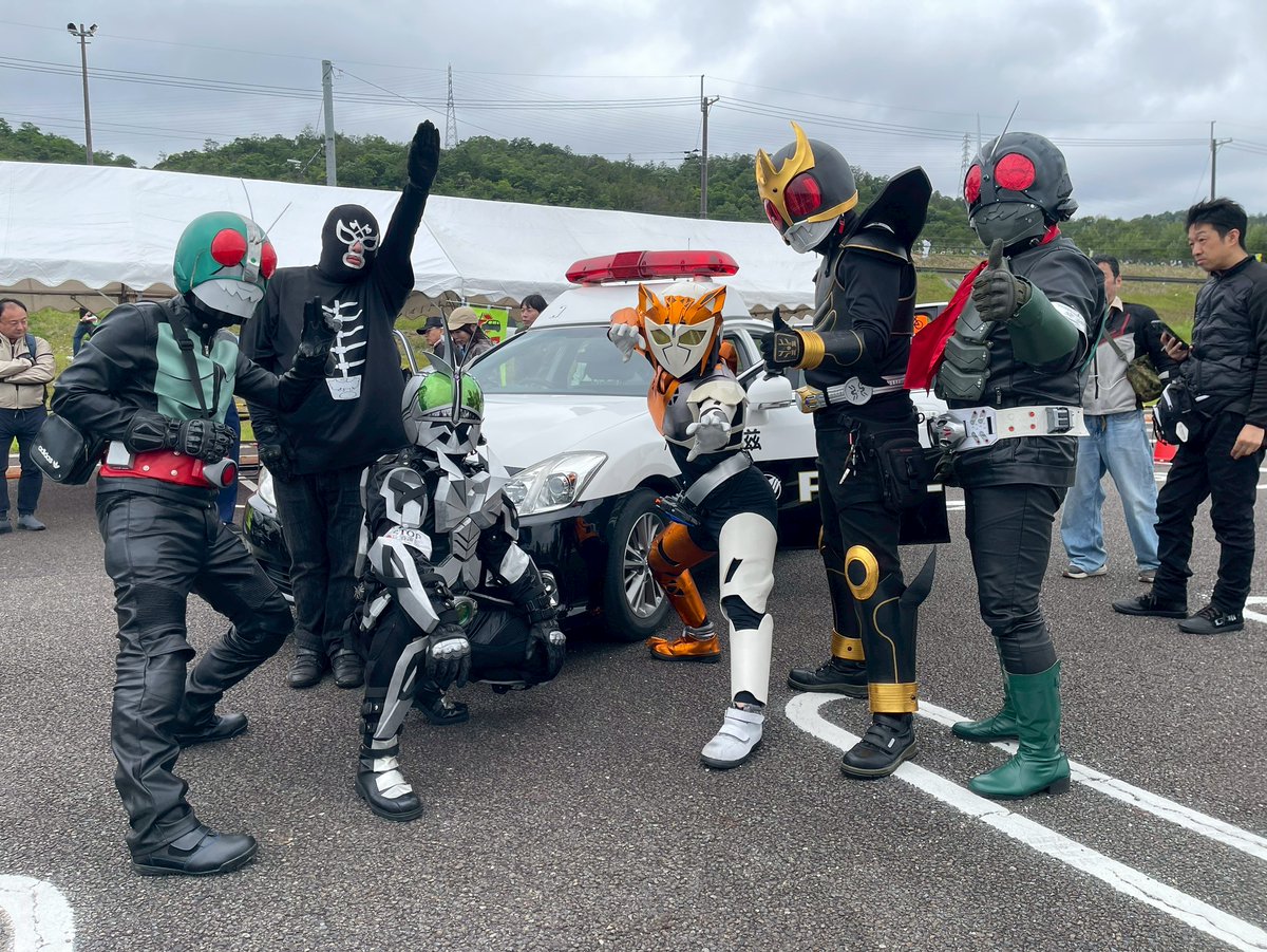 kabutozerider's tweet photo. 昨日は２りんかん祭りに仲間と✌️

ウロウロと最新グッズのチェック🤩

ヤバルキリ〜@ridingcheaterがチビっ子に大人気🤗

たまに出現告知を求められるのですが
事前告知は
出現先への営利等へ影響を及ぼす可能性があるので
基本的に控えさせていただいてます🙏

#滋賀面ライダー
#２りんかん祭り https://t.co/Umh1msIm88