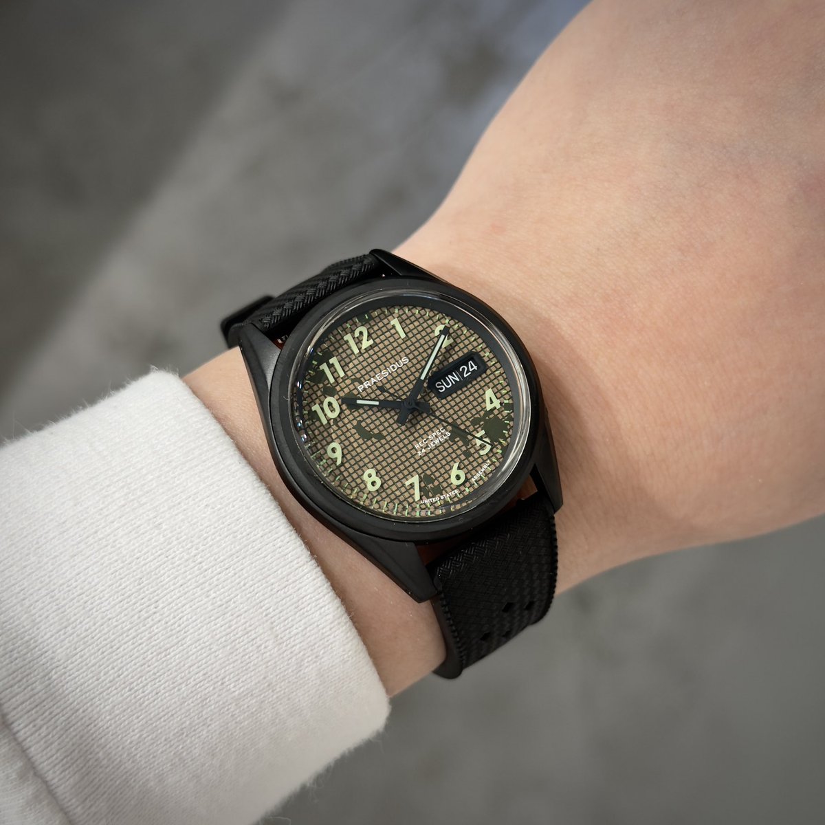 HMS_WatchStore tweet media