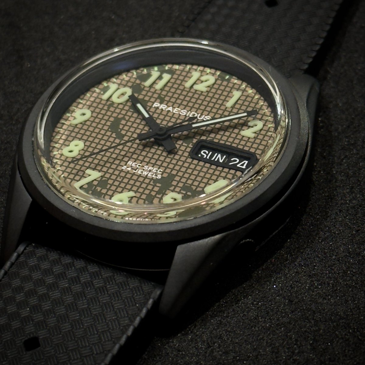 HMS_WatchStore tweet media