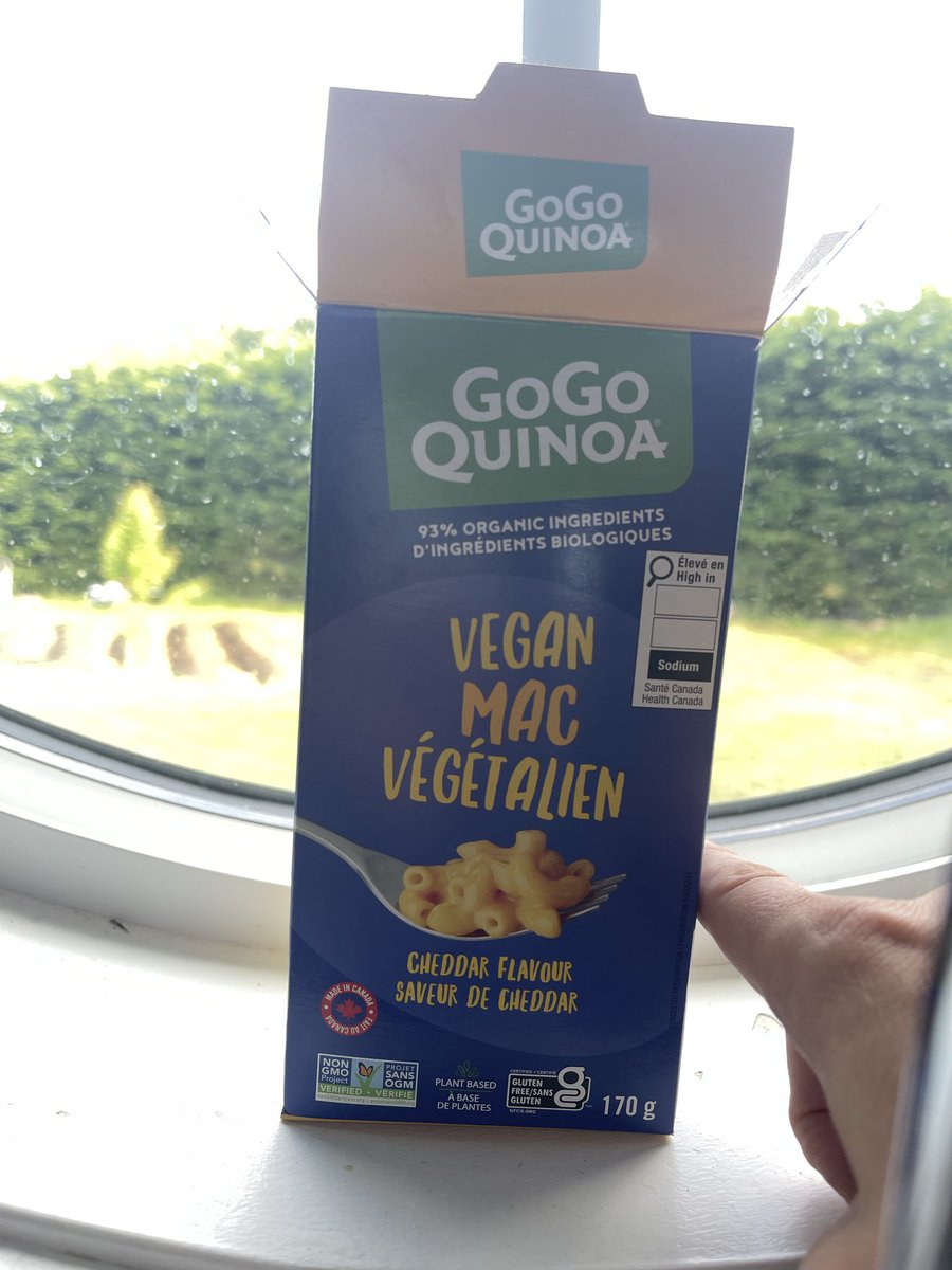 timyewchuk's tweet photo. @GoGoQuinoa guys, this box is 1/4 full if I’m being generous. 

Buying one of these boxes to find it mostly empty does not create customer delight… https://t.co/SQ6PdnIhIJ