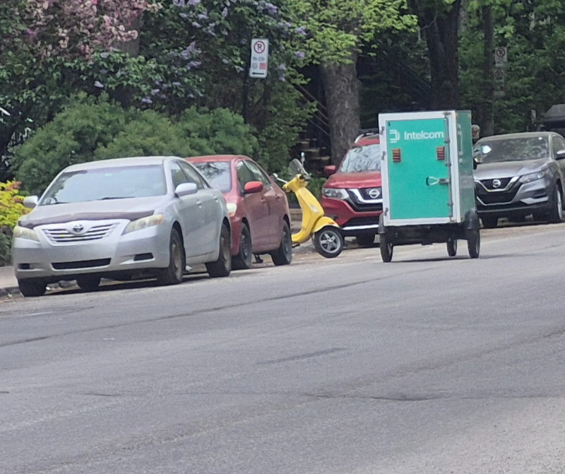 RueMolson's tweet photo. Sur le trottoir, dans la rue, et à contre-sens de la circulation. C'est ça l'avenir de la livraison à Montréal?
#vélo_solo #intelcom https://t.co/PPgO1e1t5Q