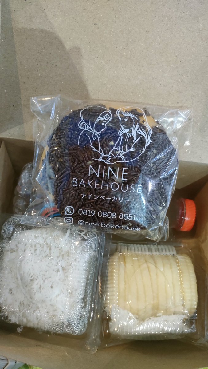 caskeygf's tweet photo. first time ikut event² di GBK and i got indonesian snacks called ketan and getuk. i've eaten ketan before but getuk is new for me, so excited!!!! https://t.co/ERAhnrFB42