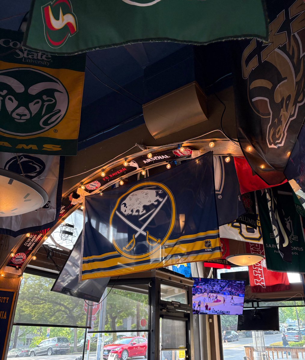 CHurls13's tweet photo. spotted in seattle. sabs forever https://t.co/xQ27kQE1wf
