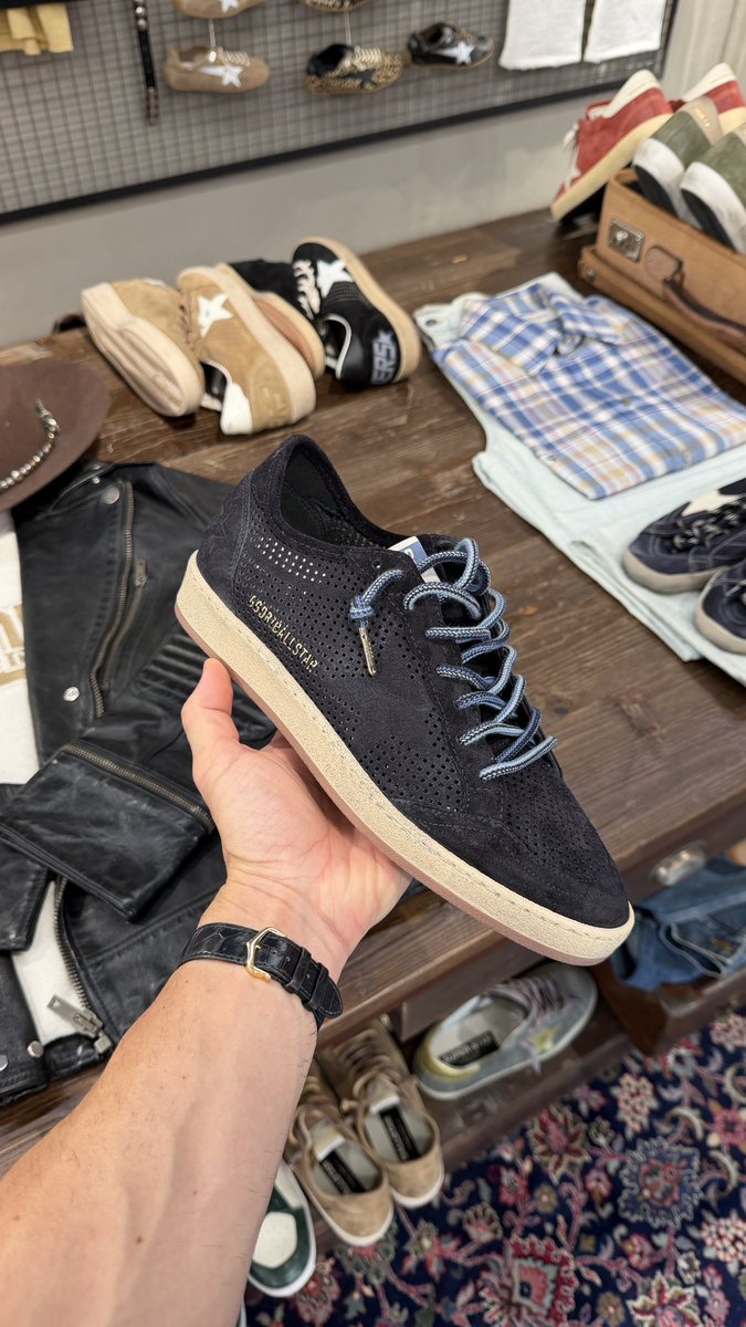 AlexCosta's tweet photo. It’s hard to find classy sneakers that aren’t boring. I was walking around SoHo and stumbled upon these from Golden Goose today. They aren’t their usual distressed sneakers (definitely more classy) but the laces and other details make them stand out. My first purchase from GG. https://t.co/g1kKQyWIsA