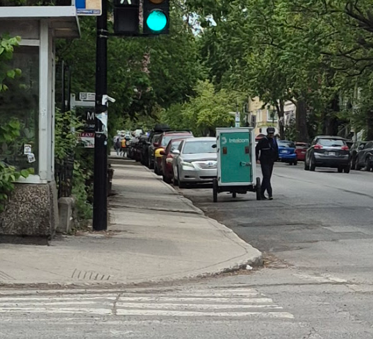 RueMolson's tweet photo. Sur le trottoir, dans la rue, et à contre-sens de la circulation. C'est ça l'avenir de la livraison à Montréal?
#vélo_solo #intelcom https://t.co/PPgO1e1t5Q