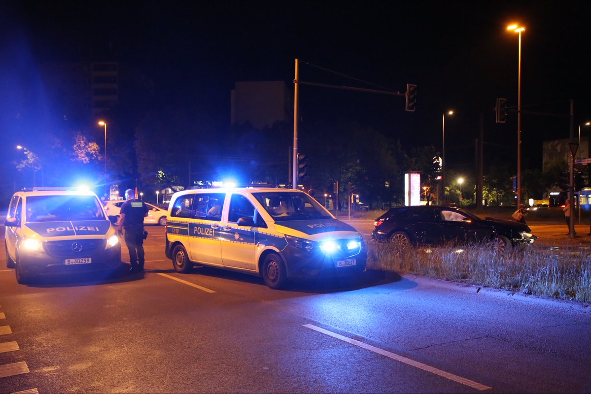 PolReporter's tweet photo. #Berlin #PrenzlauerBerg - Stuttgart-Fan liefert sich Verfolgung mit der Polizei und prallt gegen Ampelmast - Festnahme https://t.co/bebG9dZb9c