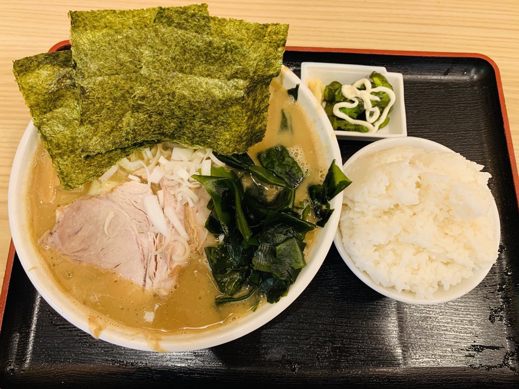 ik_chan's tweet photo. 自家製麺大輝
朝ラーメン（味噌変更）
外待ち4人に接続。バズったあぶらそばの需要が旺盛でついに朝ラー帯で提供開始。朝は追い飯が規定量ではなく朝ラー同様茶碗1杯自分で盛れるそうだ。ゆえに材料切れも早まり。朝に強くなろう…今日もここでしか味わえぬ極上の喉越しな麺を啜り心に誓うのであった。 https://t.co/badL6QUq6r