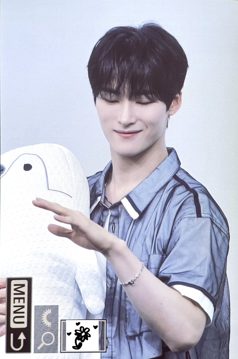 springbom4373's tweet photo. 냥냥이 손톱 검사 중…🐾 https://t.co/feDaKEnU5I
