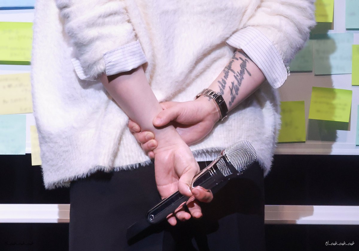 _sub_sub_sub's tweet photo. 260315 도쿄 팬미팅 HARU 1부

#비투비 #이창섭 #BTOB #leechangsub

동구라미 뒤통수 자라서 더 귀여워진 뒷머리  
뒷짐 손목잡음 팔 타투 잘깎은 손톱 다 귀엽다 🤭 https://t.co/L8CCN3GztW
