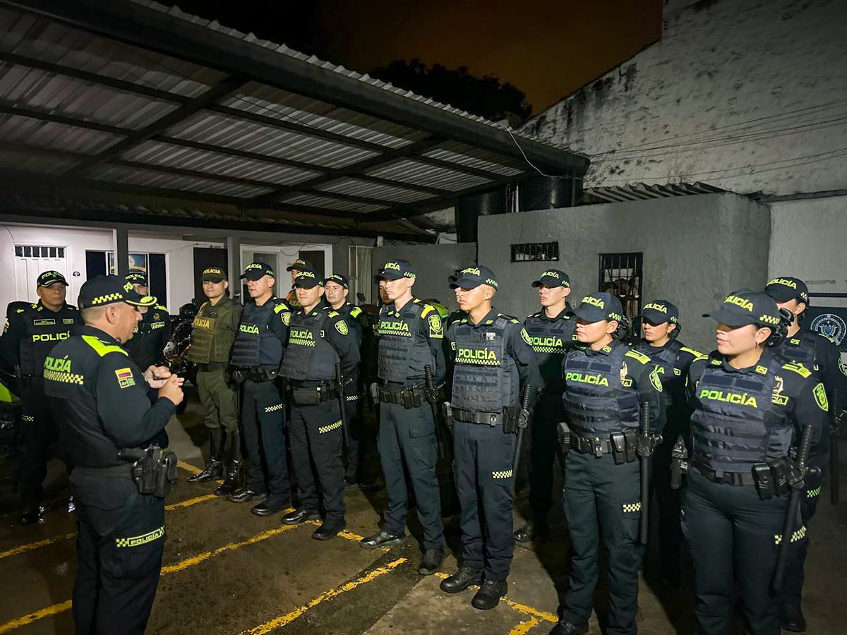 PoliciaStander's tweet photo. 🚔 #AEstaHora | El señor Comandante Operativo del Servicio de Policía lidera desde el territorio el despliegue institucional para garantizar la #Seguridad, la convivencia y la tranquilidad de propios y visitantes durante las festividades del municipio de #ElSocorro. #S2D https://t.co/cqOrduIsgr
