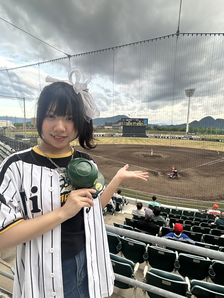 kimura23113's tweet photo. オリーブガイナーズの試合観戦に全身バリバリの阪神タイガース衣装で出陣の大橋怜さん！チケット売場から注目の的で声かけまくられてスタンドに入っても注目の的！！
あげくにガイナーズの関係者に仕事のオファーされてました！
おそるべき阪神タイガース！
この始球式のバッター誰や！ https://t.co/fYTiaYP141