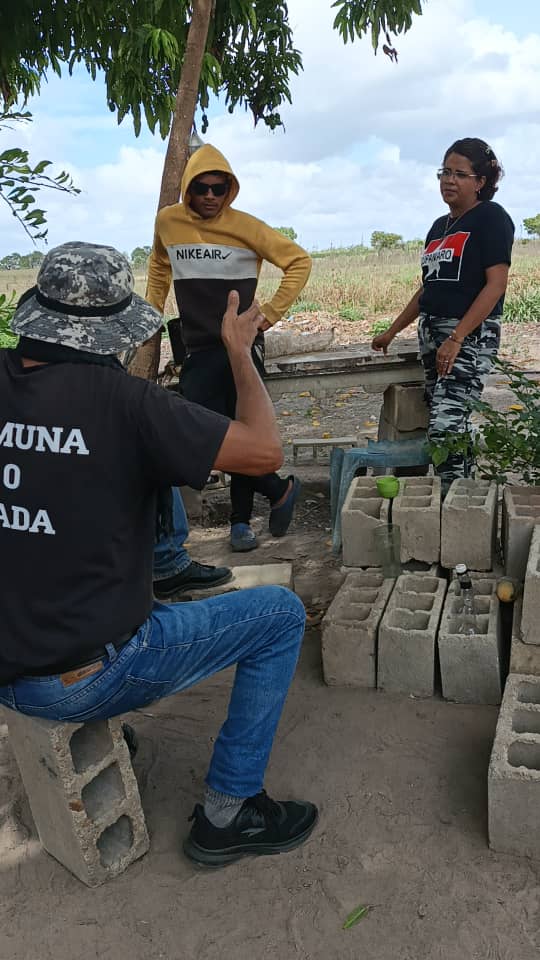TupamaroMRT_'s tweet photo. 🚩🏴 ¡Formación y organización desde las bases! 
Se llevó a cabo un Círculo de Estudio sobre la Revolución y Análisis de la Coyuntura Mundial junto a los hermanos campesinos de la Comuna Vencedores, en el sector Simón Bolívar del municipio Maturín.
El debate y la conciencia son nuestras mejores herramientas para entender el contexto global y seguir construyendo Patria. 🇻🇪
Se contó con el acompañamiento de:
José Sacarias Responsable de Formación del Bloque Oriental, y Miembros de la Dirección Regional junto a la Militancia.

¡La formación es el camino a la victoria

#TupamaroAntiimperialista 

@NicolasMaduro 
@delcyrodriguezv 
@dcabellor 
@WBenavides_MRT 
@LanzRaiza