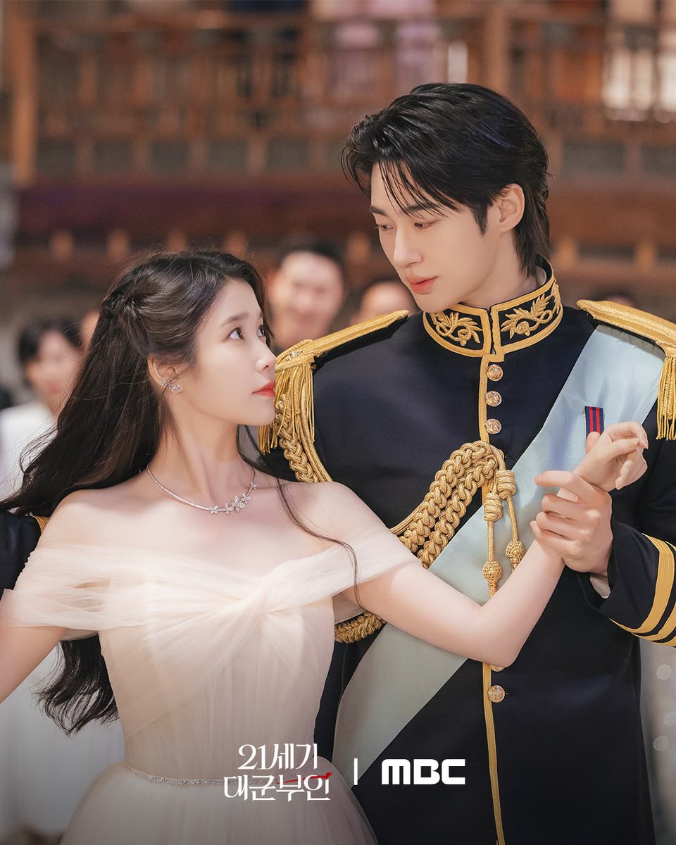 updateasiatico's tweet photo. Fãs internacionais fizeram uma petição contra a petição coreana no Change org:

“Solicitamos respeitosamente à MBC, ao Disney+ e às autoridades culturais que rejeitem os pedidos de proibição total da transmissão ou eliminação permanente de #PerfectCrown.” https://t.co/0yQdYnjVtn
