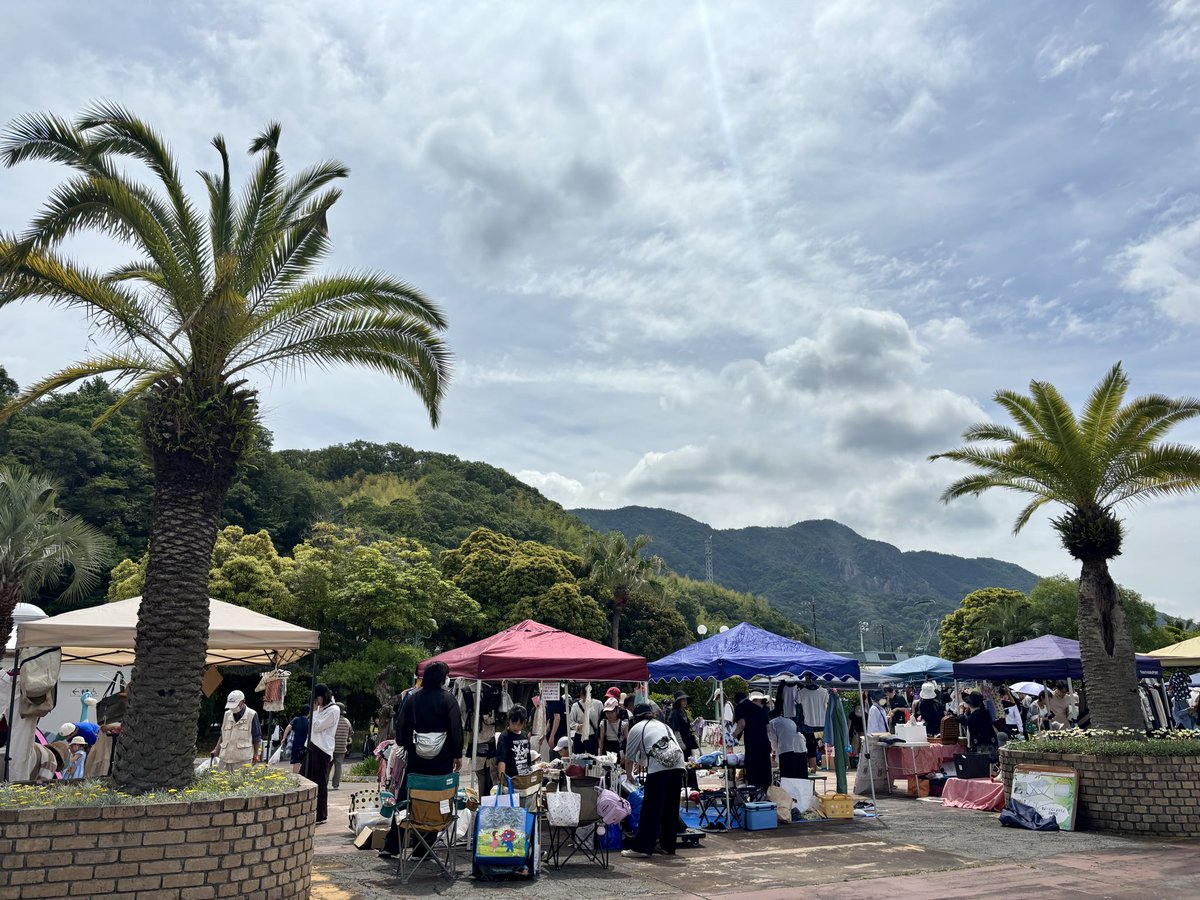PortopiaPark's tweet photo. 親子フリマ⛺️賑わっています❣️
キッチンカー“Ran Ran”さん🚚
来てくれていますよ🥰
今日も一日呉ポーで楽しんでね🎵
#呉ポートピアパーク　#呉市
#親子フリマ　#広島キッチンカー https://t.co/TjHDoxP0CO