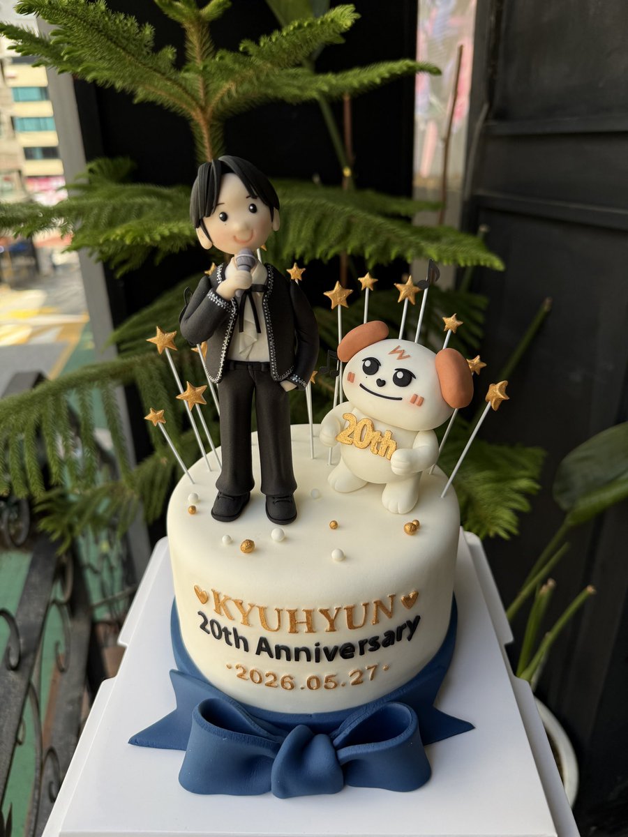 Gyu88203_'s tweet photo. 🐧규현 데뷔 20주년 기념📍명동 맘하우스 로비에 종이컵, 포카, 스티커 준비했습니다🥰 
20주년 슈가케이크도 전시중🎂💙 
편하게 사진 찍고 가져가세요✨

🐧20th debut anniversary gifts at Mom House💙
Sugar cake on display🎂
Feel free to take photos😆

#규현 #KYUHYUN #キュヒョン #圭贤 https://t.co/D3f9ORQOMI