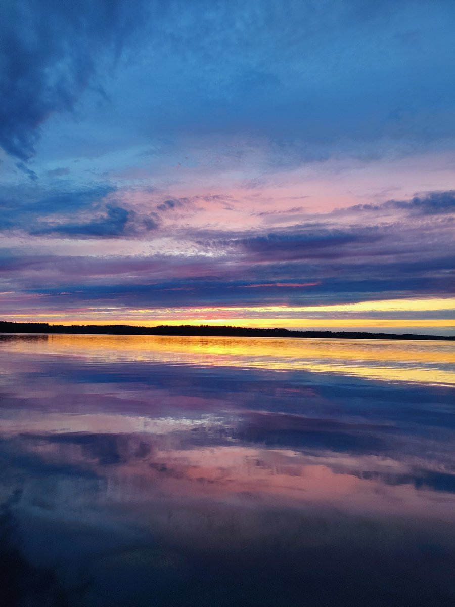 _Miketti's tweet photo. Sunset at 10:30pm
Sunrise at 03:30am https://t.co/arLb4hugC0
