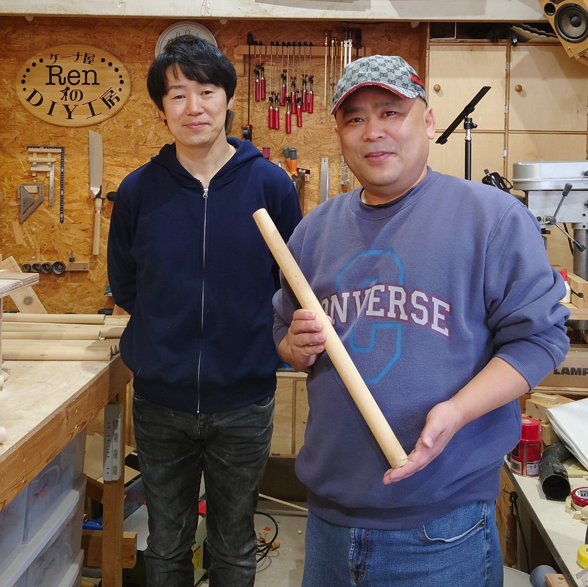Hideki_Yosida's tweet photo. おはようございます☀
吉田英樹です

今日から56歳になりました✨気持ちだけは永遠の15歳のままで痛い（居たい）と思います！

久々のスマホアルバムルーレット🎯

1枚目→小山のきそば号と僕
2枚目→くるみ局長
3枚目→おーラジにて
4枚目→ケーナ奏者Renさんと僕

みなさま引き続きどうぞよろしくお願いします。