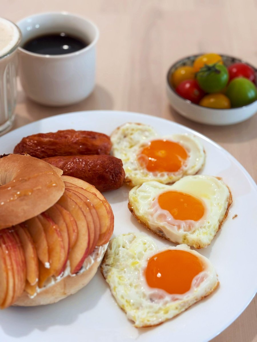 Dayunsmlx's tweet photo. Today’s weight: 76.45kg.
Keep moving, drink water, enjoy the sun. A simple, good day starts like this. 🍳☀️ https://t.co/RzMnsQs4eR