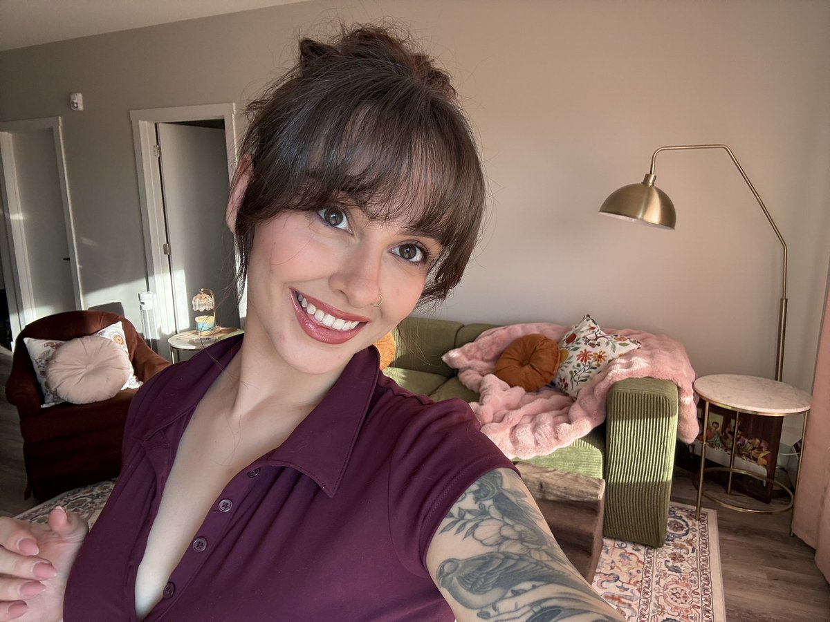 venomrie's tweet photo. it’s been almost a month since i was last live oops … reporting live from my new apartment https://t.co/8jUniNp2lA 💓💓💓 https://t.co/ej94cBkgzz