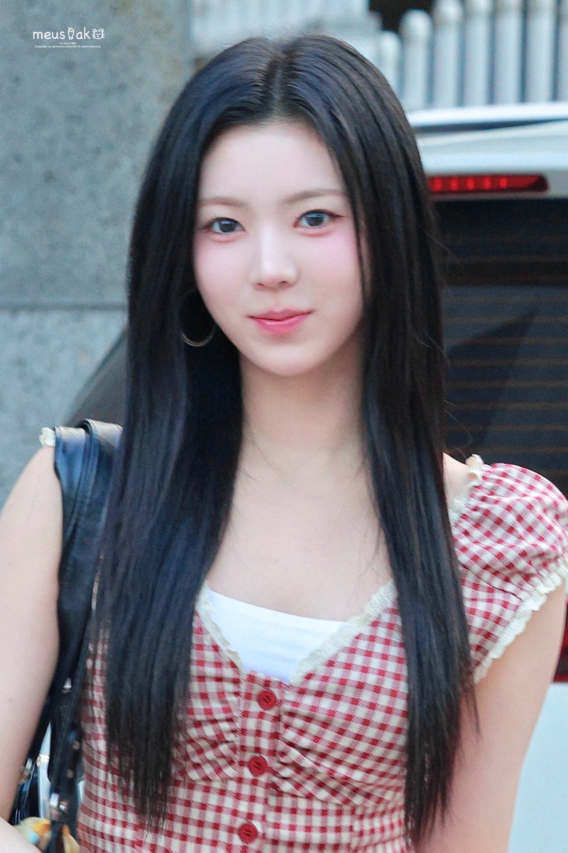 meushake0609's tweet photo. 260523 장미 축제 출근

#ifeye #이프아이 #MEU #미유 https://t.co/0rp51hEjDt