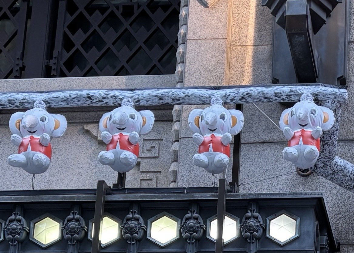 RudolphinHaneda's tweet photo. まさかこの象さんたちが日本橋高島屋の正面玄関上にいるとは思わないよね。
(三越と間違えたので再ポスト) https://t.co/Uw2vG4t52g