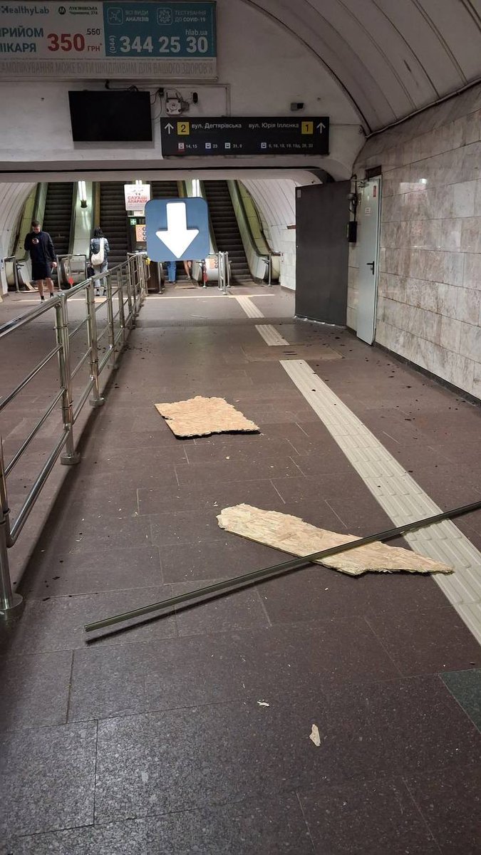 Xenta777's tweet photo. As a result of a strike in the metro, a blast wave blew out doors and escalator parts, sending them at high speed into the vestibule at Lukianivska metro station
One of the fragments knocked a passerby down, causing a severe open fracture
The victim’s life was saved by a Scottish volunteer