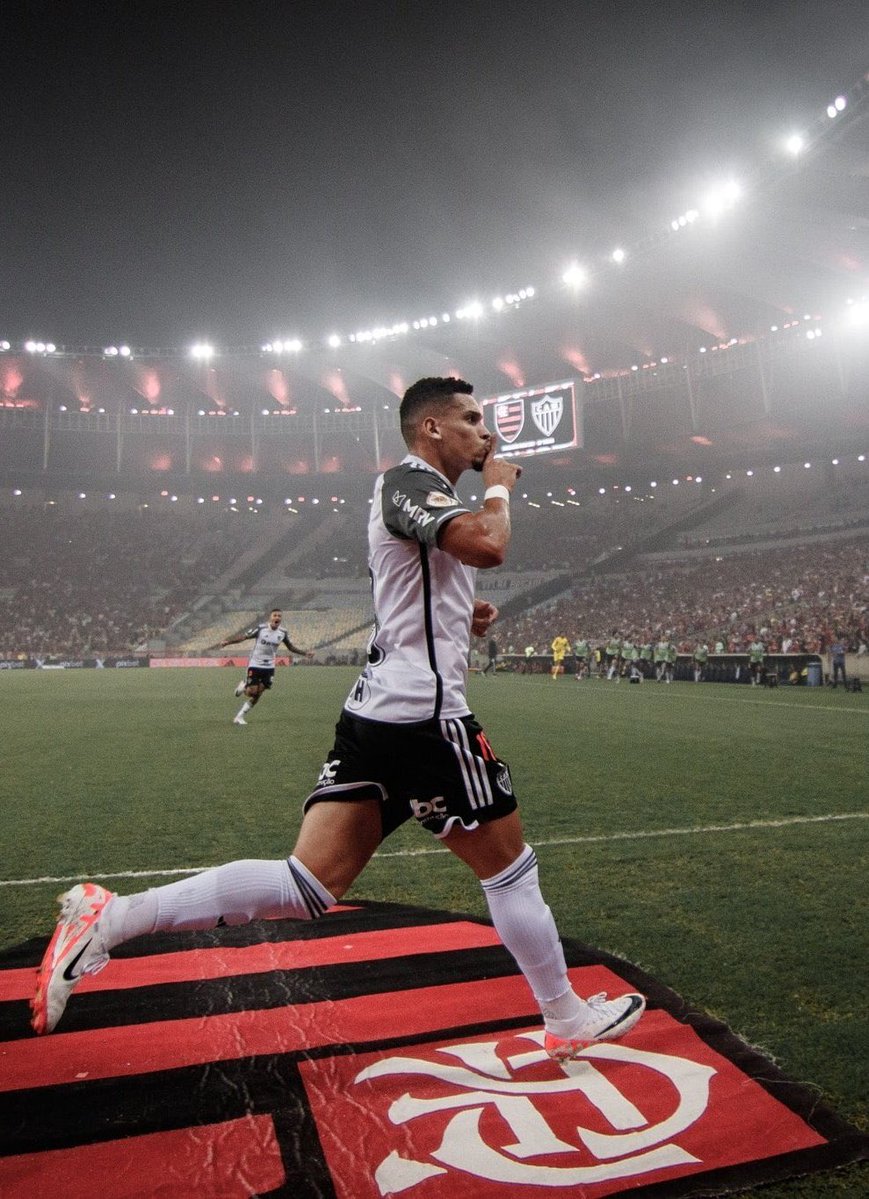 YuriMarcal's tweet photo. ele fez de novo? https://t.co/ZalHySAEOO