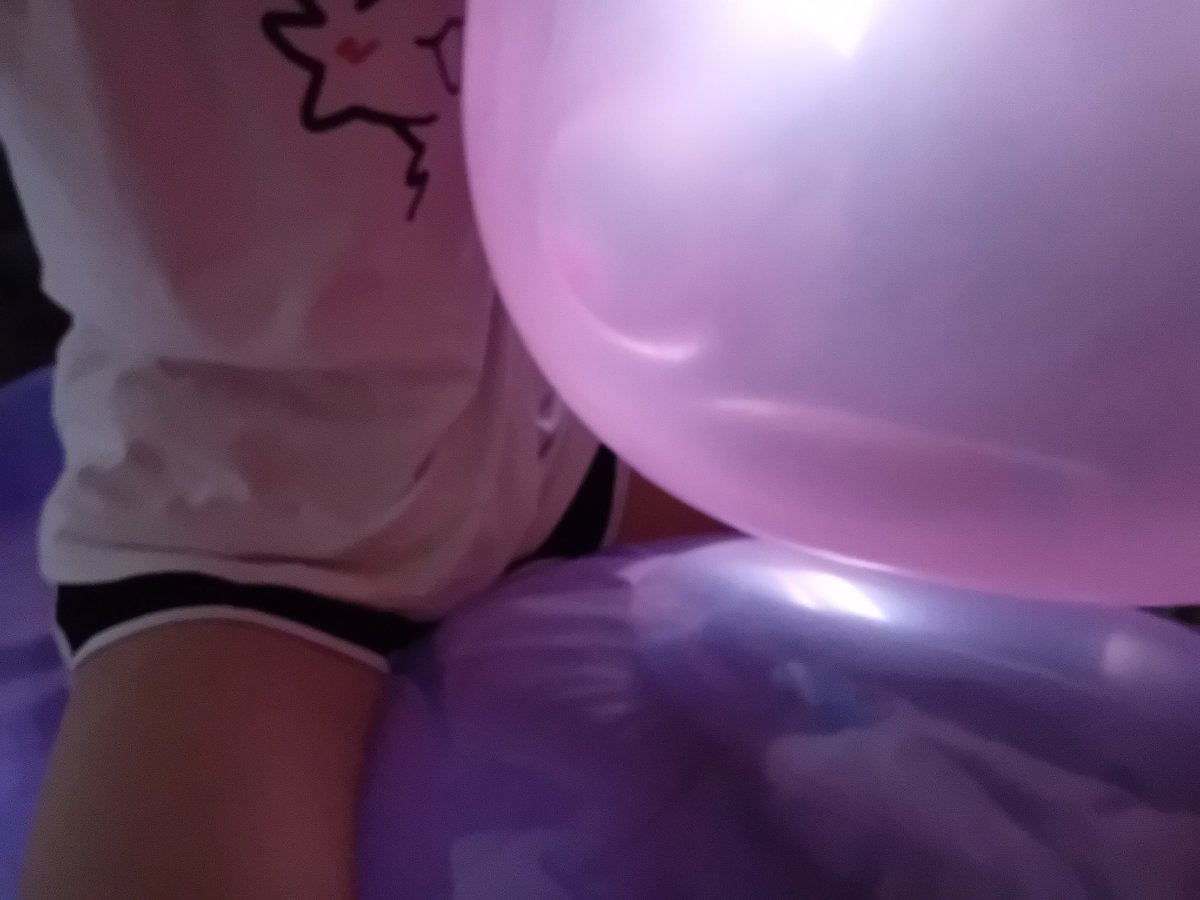 candywh0pper's tweet photo. back with my purple rocket balloon!!

also my pink 24" looks like bubblegum here x33

#balloon #looner #femboy https://t.co/12556Whex3