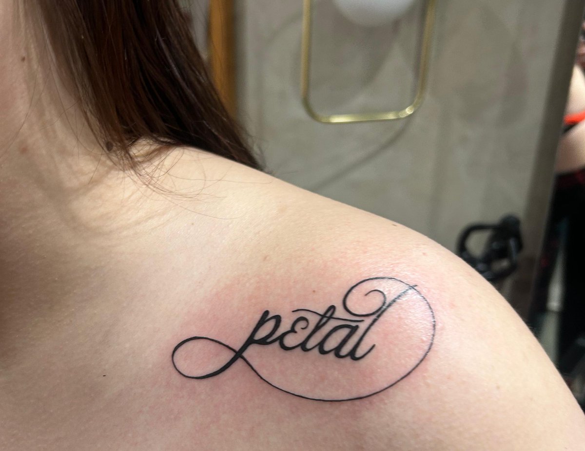 greykgy's tweet photo. amando minha primeira tattoo ❤️ https://t.co/W171tSX92s
