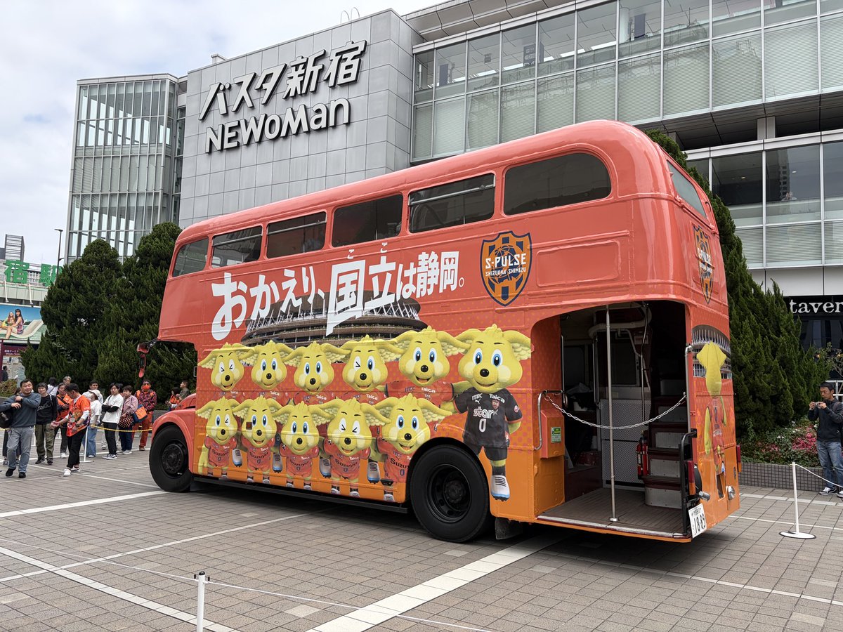 16bit_orange's tweet photo. 大きいから新宿駅南口改札出たら正面に見えて感動🥹🥺

我がエスパルスを普段淡々と乗り換えしている新宿で感じるなんて😭嬉しス😊✨ｳﾙｳﾙ https://t.co/SNkFVHo3B2