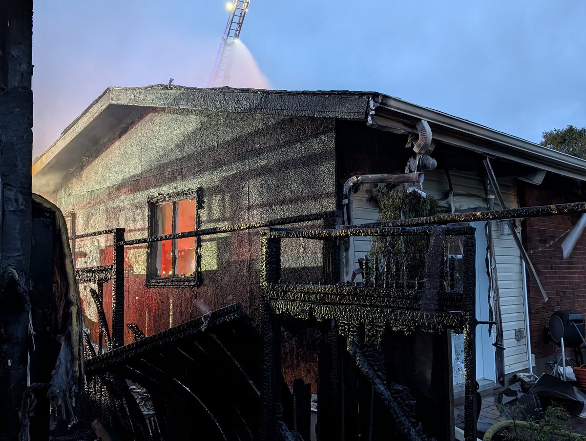 OFSFirePhoto's tweet photo. Ottawa firefighters continue to operate at the 2 Alarm fire on Kilmory Crescent. @OttFire, #ottawanews, #Ottawa https://t.co/fac5u8Q7xt