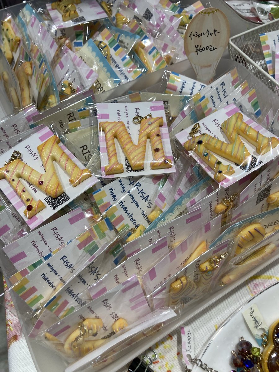 risasstore's tweet photo. 本日もよろしくお願い申し上げます。

デザインフェスタ
東京ビッグサイト
南館1階
J-436.437

イニシャルまだ全種類あります🙂
バナナは完売しました🙂
その他残りラス1のものもございますので
お取り置き等あればご連絡下さいませ🙂
お待ちしておりまーす！！！ https://t.co/UXv7thoMND
