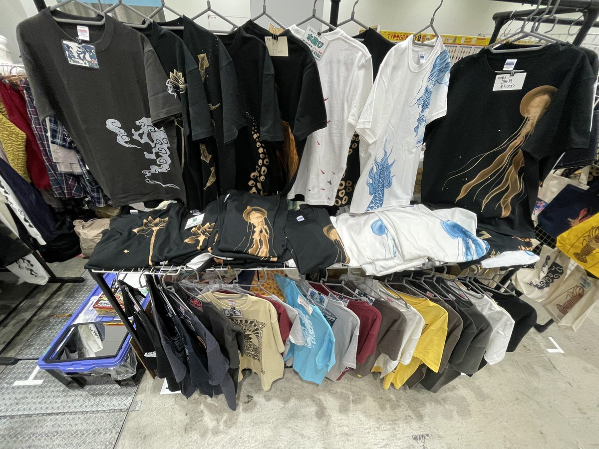 sei_information's tweet photo. おはようございます！デザフェス２日目始まりまくっております！
昨日全水揚げされた蛸足もほぼ駆逐された新作も補充完了！
J404.405にて18時までお待ちしてます！

#デザフェス https://t.co/qpNys0y9am