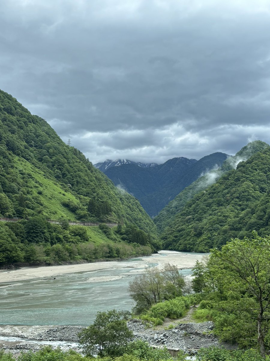 yu_tochino22116's tweet photo. こんにちは、とちの湯です♨️
とちの湯周辺の雨はやみました♪
今日は曇り空です。
ちょうどいい温度の露天風呂、最高!
湯上がりの肌は、つべつべ✨です♪
#とちの湯
#日帰り露天風呂
#宇奈月温泉
#toyama
#kurobe https://t.co/8Ix8MQAzvr
