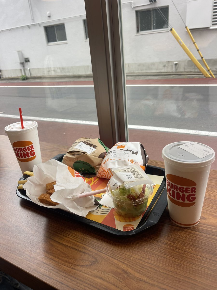 ty19630701's tweet photo. 本日のモーニング
バーガーキング@春日部
BDビッグマウスセット＋テリヤキワッパーセット＋シーザーサラダ。カミさんがバーガーキングに、行きたいとリクエスト。予想通り、朝からワッパーはヘビー過ぎました😅でもやはり、バーキンは大変美味しゅうございました🙇‍♂️ハーフカットは👌
#バーガーキング https://t.co/yCQQ7pLA4t