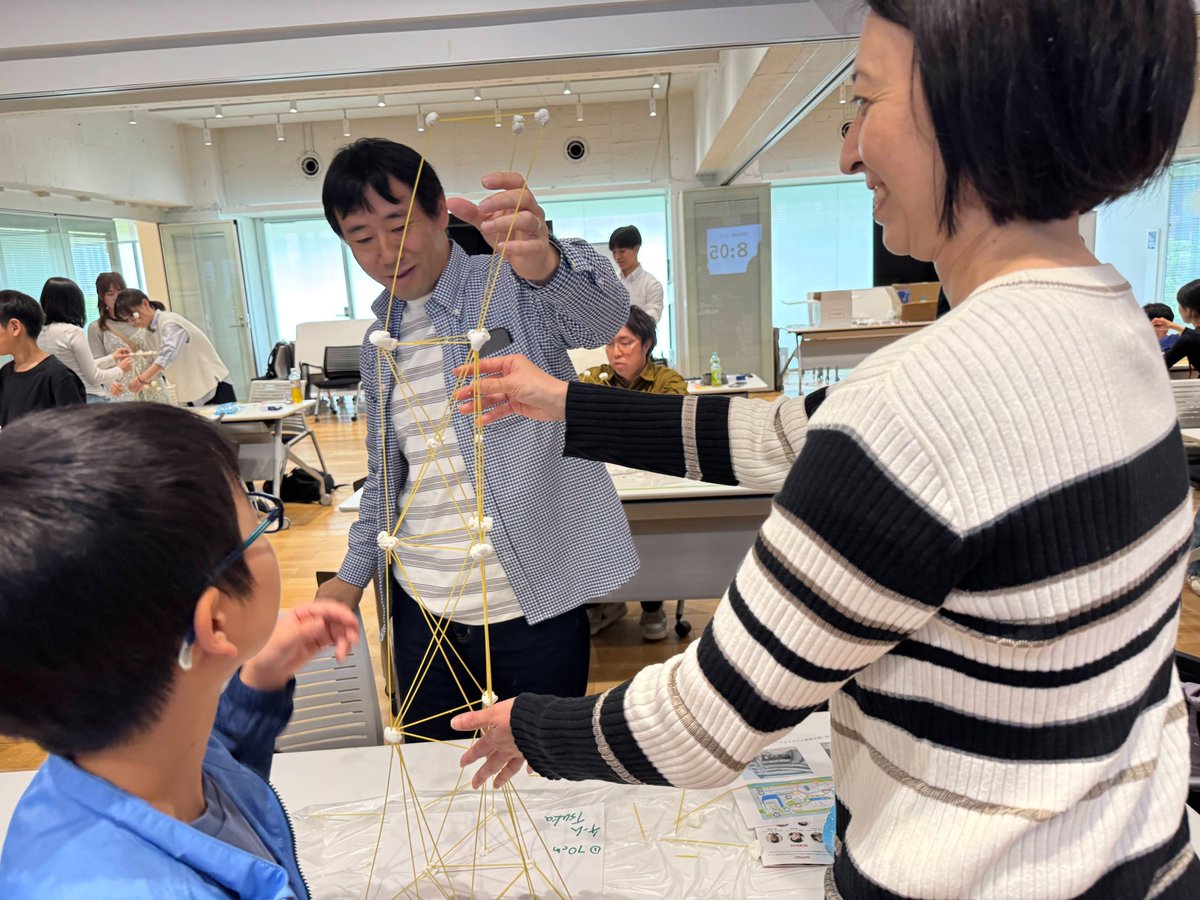 accesspoint_at's tweet photo. 【パスタタワー選手権】日建設計竹橋オフィスにて親子部門９組、大学生部門３組が集合し、同じ条件で高さと構造美を競い合うパスタタワー選手権を開催しました。 https://t.co/RDTil0pKSx