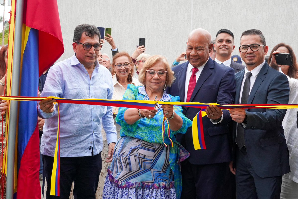 CancilleriaCol's tweet photo. En un paso clave para el fortalecimiento de las relaciones bilaterales entre Colombia y Venezuela, la ministra de Relaciones Exteriores, @ryvillavicencio , encabezó la reapertura oficial del Consulado de Colombia en Barquisimeto, reafirmando el compromiso del Gobierno Nacional con la atención y acompañamiento a los connacionales residentes en territorio venezolano.