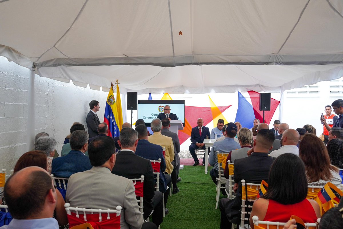 CancilleriaCol's tweet photo. En un paso clave para el fortalecimiento de las relaciones bilaterales entre Colombia y Venezuela, la ministra de Relaciones Exteriores, @ryvillavicencio , encabezó la reapertura oficial del Consulado de Colombia en Barquisimeto, reafirmando el compromiso del Gobierno Nacional con la atención y acompañamiento a los connacionales residentes en territorio venezolano.