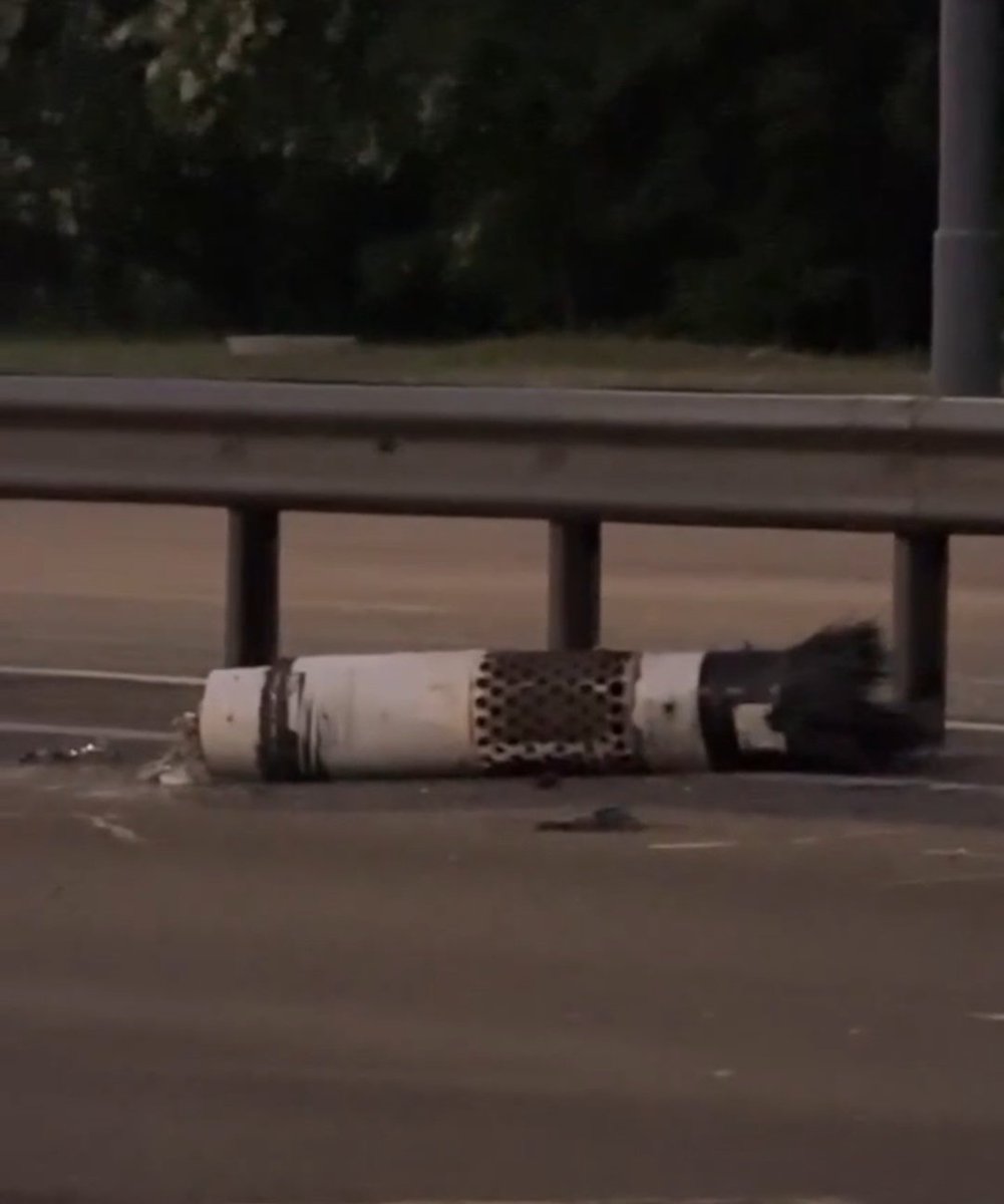 TheDeadDistrict's tweet photo. 🇷🇺💥🇺🇦
Kyiv: a missile attitude control section from an anti-aircraft missile is lying by the roadside.

It is most likely a missile from a Patriot air defense system. https://t.co/lVee98F8KF
