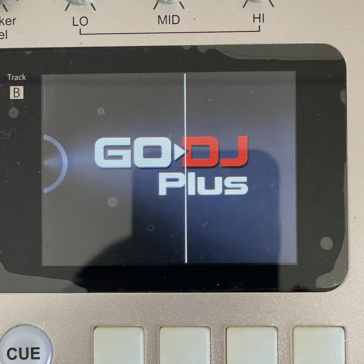 shigen__'s tweet photo. 昨日ミューシグナルFJ1とGODJ Plusで動画撮る時にGODJ Plus を配置して電源入れたらGODJ Plusの液晶に線が入っていた、パーツが手に入らないらしく修理出来ない、 線 気になる MicroUSBコネクタもぐらつくのでマグネットコネクタで充電するようにしたぐらつく前に対策をとるべきだった #FJ1 #GODJPlus https://t.co/KO0OiJN5NG