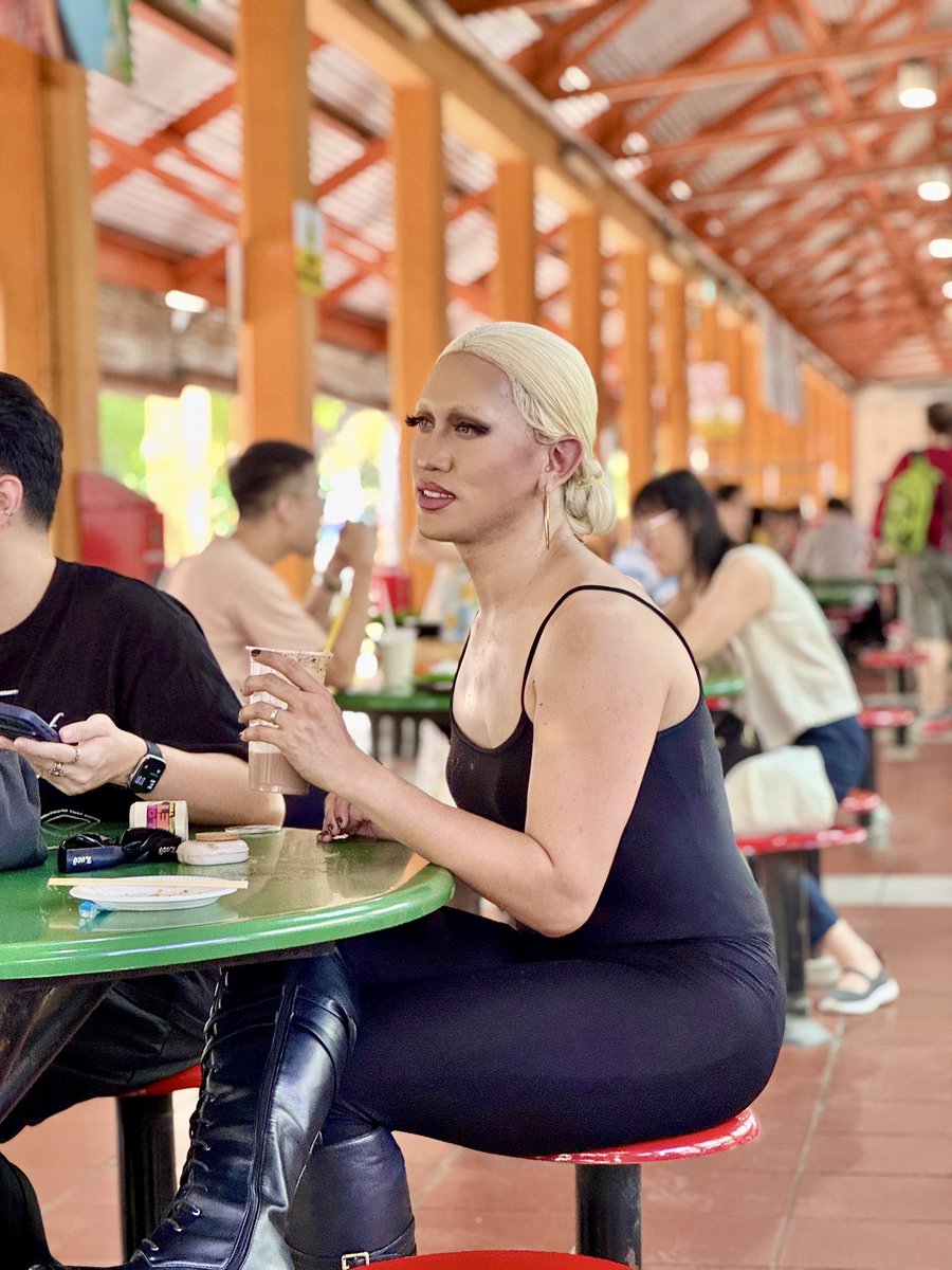 ladygagitaofcl's tweet photo. 1 year of @ladygaga spotted casually eating at a hawker center in Singapore! 🇸🇬

Yes that's me just recreating this iconic moment. 🤣 #mayhemsingapura #mayhem https://t.co/DAnsTgINz9