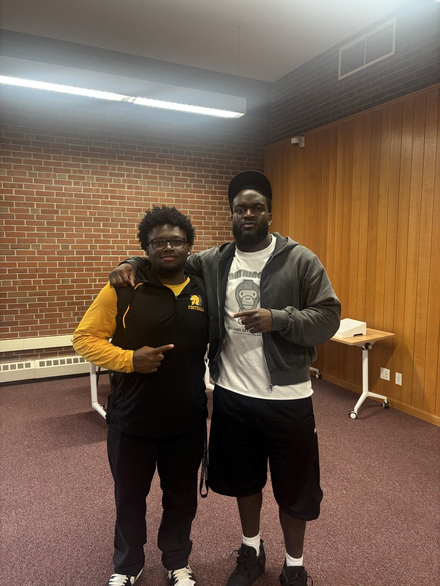 CJ_Morgan1's tweet photo. Had a great time meeting @rubenknows1 on Friday! Appreciate you for coming through and showing love to the team at The Catholic! @LopezMchs @ChicagoBears @MCHS__FBALL @Athletics_MCHS https://t.co/zYevGyxtW8