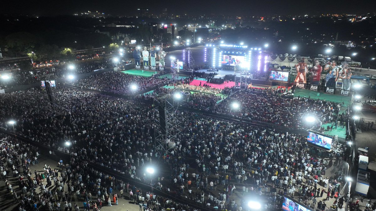 ursRaj5's tweet photo. PEDDI Bhopal event Grand success 👍⚡️⚡️✨️✨️🎊🎊🎊
Congratulations Entire Team 
#PeddiOnJune4 
#Peddi https://t.co/zCl4Z5U4Jk