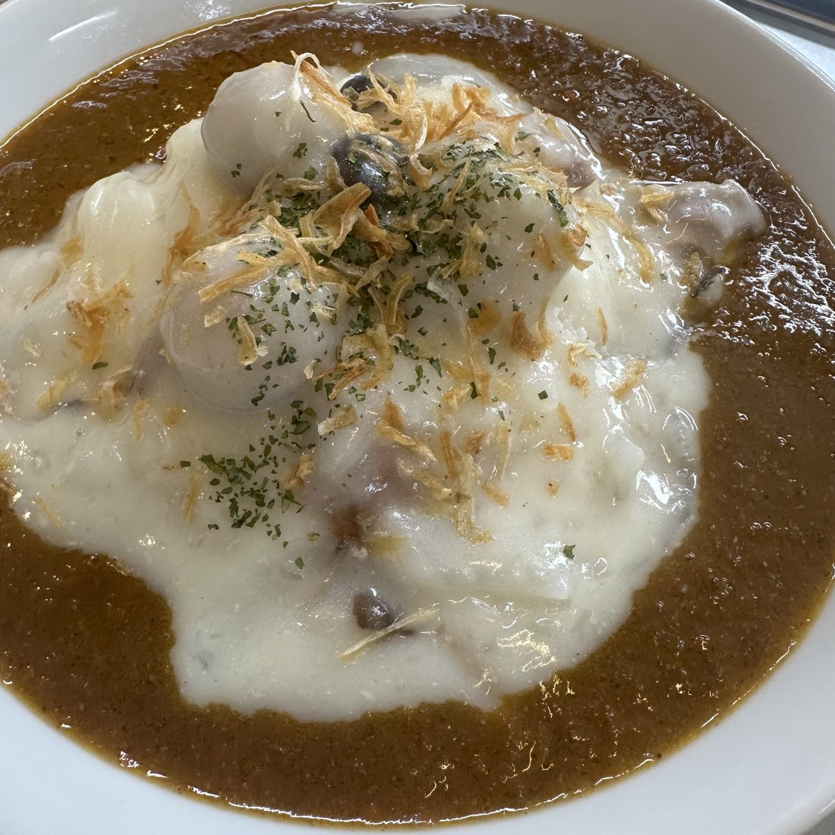 etwo55's tweet photo. 只今の限定カレー
「鶏・里芋・きのこのクリームシチュー＆カレー」
暖かいんだか寒いんだかどっなんだい？
みなさま体調を崩さないように！😊 https://t.co/atiGfunbFC