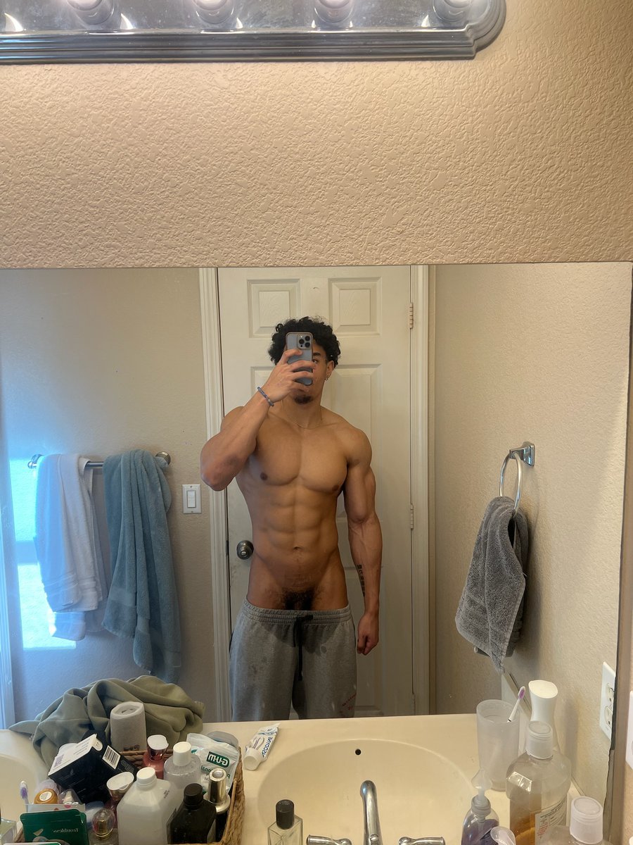 itztyzon's tweet photo. just standing here 👀 https://t.co/sFXFB44rpV