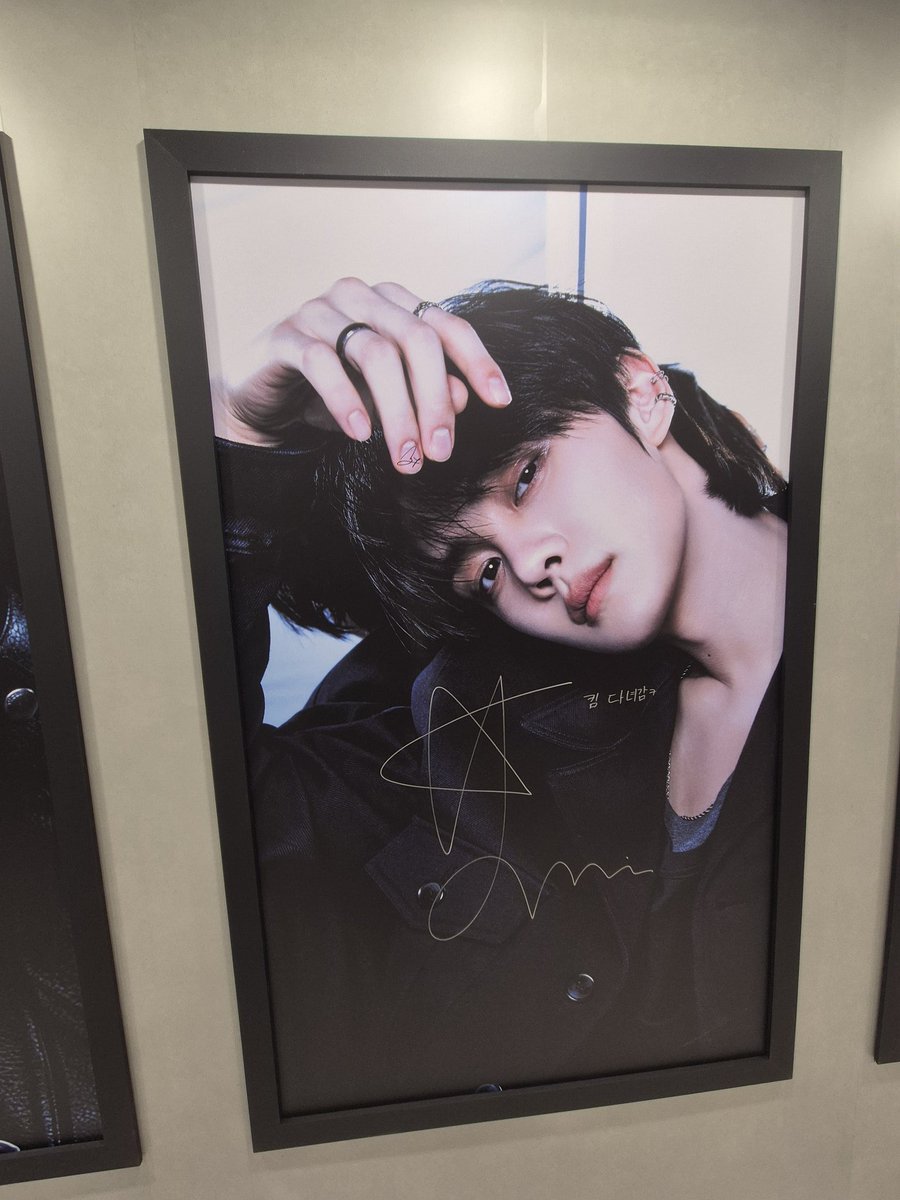 onecorememory's tweet photo. gyuvin’s new signature includes a star with it oh you’re gonna be the biggest brightest star ever 🥹 https://t.co/5qdMYOSCIt