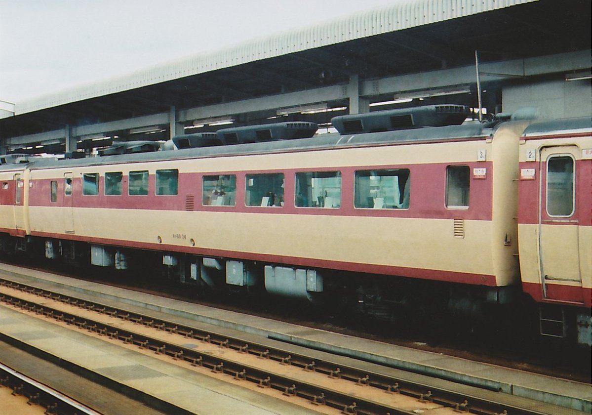 Rd32512's tweet photo. 昨日購入したピクトリアル誌「往年の食堂車」
小学校低学年の頃に眺めていた特急“まつかぜ”“やくも”のキシ80、急行“出雲”のオシ17の記憶は鮮明に残ってます。
オヤ17からの復元でオリジナルとはちょっと違うけど、横川に残っているのは奇跡だと思う。
1977.05 オシ14 1 鳥取
1982.07 キシ80 34 鳥取 https://t.co/jgcUCrrHOj