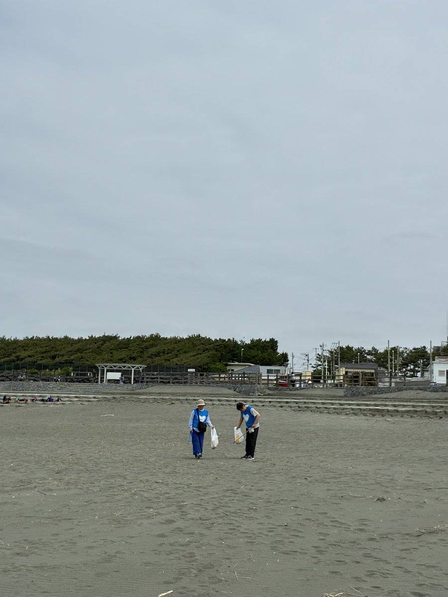 CleanupFrontier's tweet photo. 茅ヶ崎西浜ビーチクリーンナップフロンティア
本日は、8名で9袋と浮き輪ん拾い集めました
曇り空も次第に陽が差してきて終わる頃には
気持ちの良い五月晴れとなりました
みなさんの行いの良さですね笑
次回の茅ヶ崎西浜ビーチクリーンは
6月28日日曜日8時からです
夏時間で1時間早くなります https://t.co/w7JxcciLhj